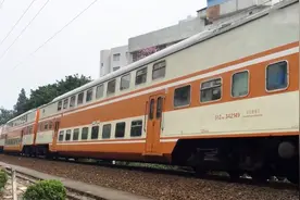 三茂铁路上的双层火车 广州至湛江西K4717次列车通过三水段