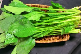 秋天的菠菜要这样吃，搭配两个鸡蛋，教你营养解馋做法，太香了