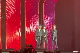 UNIQ乐华十周年演唱会上演唱《EO EO》，最酷主唱王一博！