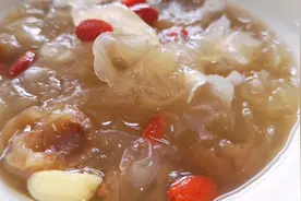 炎炎夏日，你需要一碗冰镇的冰糖银耳莲子粥，厨师教你怎么做？