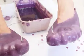美女在脚上涂100层蜡，结果刚出门就出事了，网友：扎脚了！视频封面
