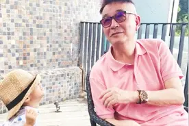 陈赫父亲与安安爷孙之乐画面温馨 安安搞怪赫爸一身潮服超时尚视频封面