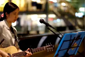 香港街头，女孩吉他弹唱陈奕迅经典《Shall We Talk》视频封面