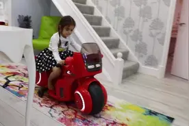 小女孩骑上红色电动摩托车，真帅气视频封面