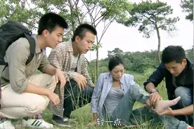 姑娘脚骨脱臼无法走路，小伙懂点医术，帮她脱鞋就地进行治疗视频封面