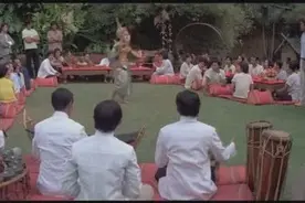 美女真勇敢，单枪匹马去刺杀大叔，还好小伙帮了她视频封面