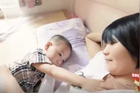 2岁宝宝太黏妈妈，喝水还要摸着妈妈，这是什么奇葩习惯？视频封面