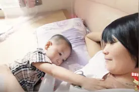 2岁宝宝太黏妈妈，喝水还要摸着妈妈，这是什么奇葩习惯？视频封面