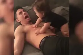 宝宝跟爸爸玩耍，要吃爸爸的奶，这画面妈妈笑出眼泪了视频封面