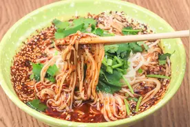 酸汤面的家常做法，汤汁制作教程很详细，酸香美味，看着流口水