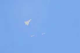 穿云破雾钻山越岭 歼-10超低空突袭场景罕见曝光视频封面