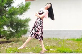 在墙边可以这样去拍照片，拍照动作简单又好看