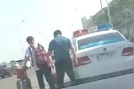 衡水男子开警车送孩子上学，遭网友曝光，官方：退回劳务派遣公司视频封面