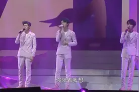 王俊凯千玺王源唱《不完美小孩》，最美不过三人同框，满满的回杀