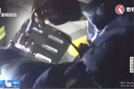 手指被充电宝箱卡住？小伙被卡一个多小时，他是怎么伸进去的？视频封面