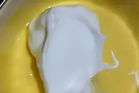 没有电动打蛋器，用手也可以打出细腻的奶油霜