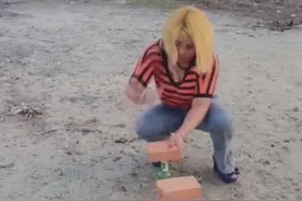 女子徒手劈砖走红，20块砖头10秒劈完被称“女汉子”