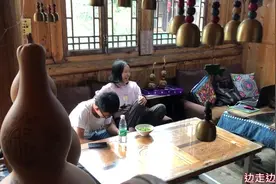 贵州凯里苗寨里28元一天的旅馆，竟然是一个在集市旁边的木制搂视频封面