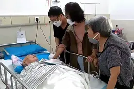 平时凶巴巴谁都怕的老太爷，现在无奈的躺病床上了，看你还怎么凶视频封面