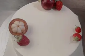 好看简单的水果蛋糕，新手在家也能做，水果的摆放是有技巧的哦！