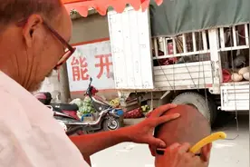 农村最后一批露天理发师，70岁大爷干了一辈子，理发只要5块钱视频封面