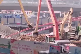 厦门吕厝地铁路面坍塌，工作人员正在抢修中，飞飞姐上班必经之路视频封面