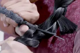 头发丝也能用来抗日打鬼子，女同志积极支援队伍，把辫子都剪了