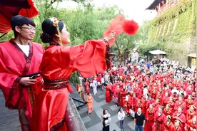 到苗族旅游要注意了！别接苗族女孩的绣球视频封面
