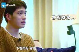 井柏然和刘德华拍戏，被华仔粉丝惊到了！阿姨都上树看华仔！视频封面