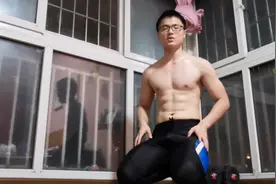 四分钟四个动作室内徒手练上肢💪💪💪视频封面