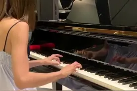 马来西亚钢琴女神李元玲弹奏孙燕姿的《天黑黑》，真是太好听了视频封面