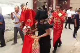 山东农村小伙结婚，新娘下车刮起了大风，新郎扭扭捏捏很害羞视频封面