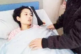 央视最美主持人，朱迅带病主持春晚，而她患癌为骨肉拒绝化疗离世视频封面