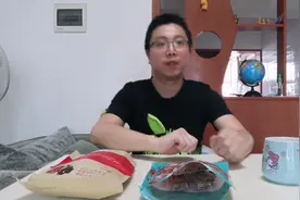 网红野食小哥和抖音热销的猪油渣对比试吃视频封面