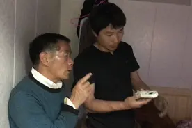 大爷的空调遥控器锁住了，以为空调坏了，帮他解锁和指导怎么使用