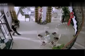 美女和小伙身体互换，回家就穿上丝袜换回裙子，小伙都要笑岔气了视频封面