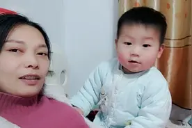 大晚上聪宝不睡觉在干嘛！小辉:我都想睡了