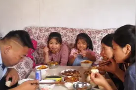 河南老家风俗中秋节走亲戚，妹妹一家过来，嫂子炖一锅排骨招待视频封面