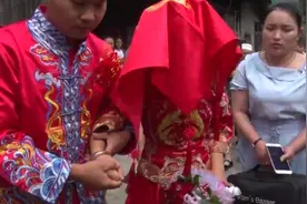 农村帅气小伙接亲，新娘不舍亲人哭着出嫁，几次想挣脱新郎的手视频封面