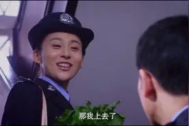 老公送女警老婆一个LV包包，女警不识货拿去买菜用！视频封面