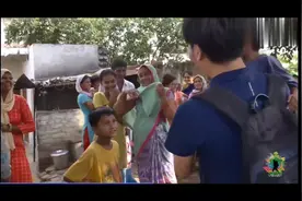 中国小伙去印度的村子，大家都来围观，场面很热闹！视频封面