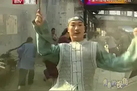 康熙微服私访记：康熙跟泼皮慕九打架，官兵一来吓退众人，全溜了视频封面