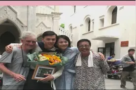 马思纯《第一炉香》片场与尹昉合照 短发搭配碎花裙显干练