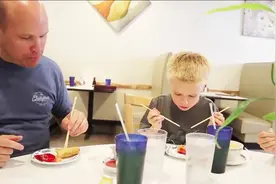 筷子在国外流行起来，外国人放弃刀叉用筷子？中国文化博大精深视频封面