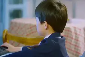 小孩玩电脑成瘾，父母竟砸了他电脑，小孩自己跑了视频封面
