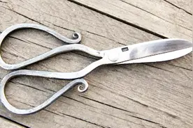 老师傅找来一根废铁，看他如何锻造成一把精美剪刀，技术太牛了！视频封面