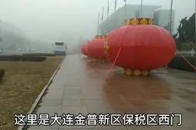 疫情下的大连街道，开业商家非要放鞭炮，空气污染多严重没人管