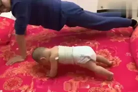 宝宝太逗了爸爸做俯卧撑他也要锻炼锻炼！哈哈太可爱了