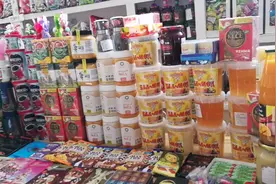 李师傅带我们到巴克图中哈边民互市场来购物，美味食品真多啊视频封面