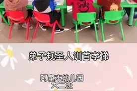 小朋友们早早的来到幼儿园，开始了我们的早读课啦！